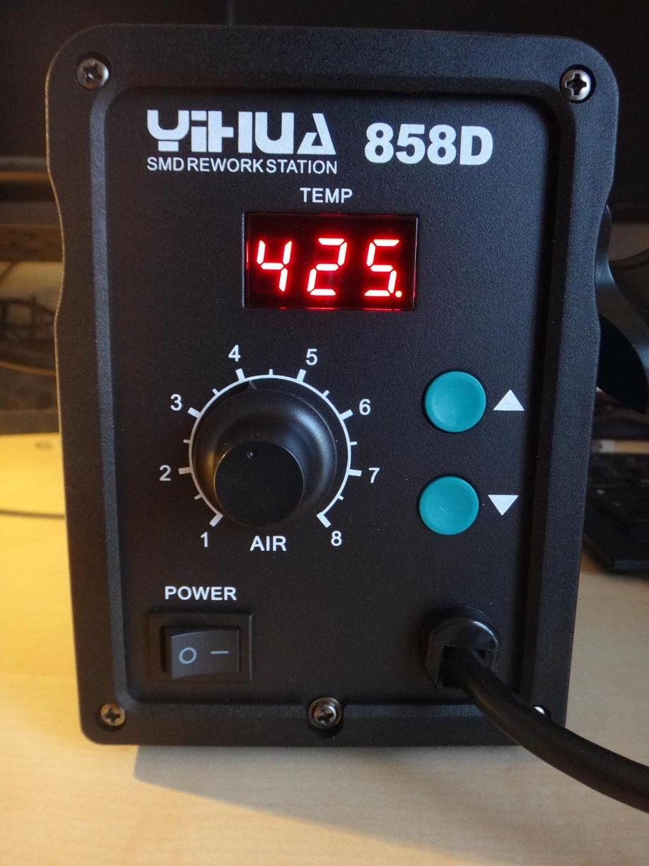 picture showing Yihua 858D SMD Rework Station set to 425°C and level 4 for air flow