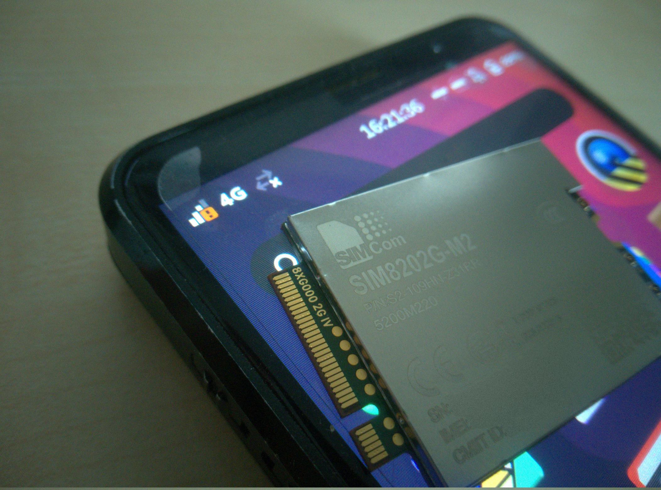 Picture of the upper left front of a #librem5 running #mobian. The screen is showing 4G receptions without data. On the screen is placed a m2-module covered by a metal shield. Engraved on the metal shield is "SIMCom SIM8202G-M2".