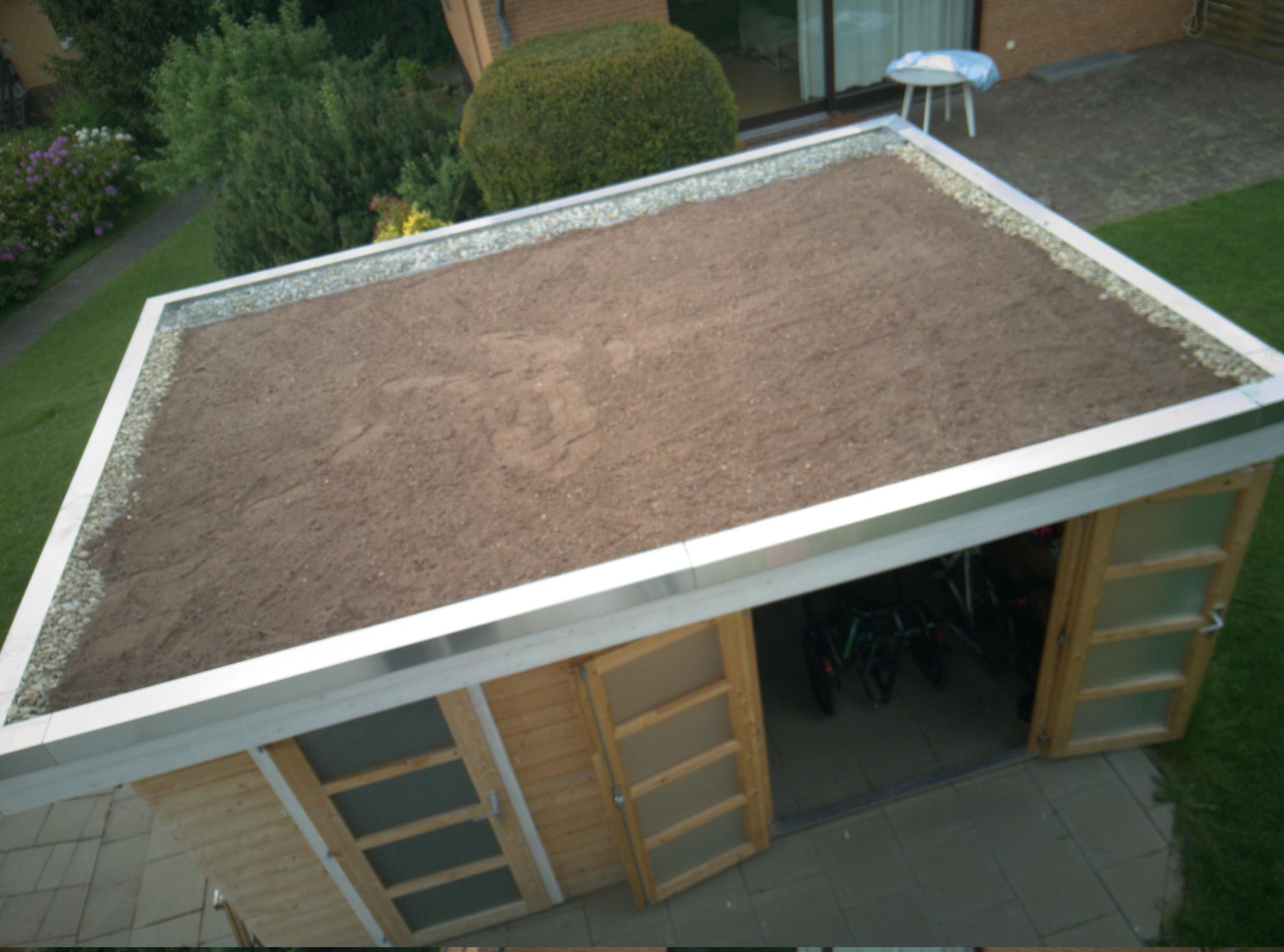 Dach Gartenhaus mit Filterflies (versteckt) und Substrat.
