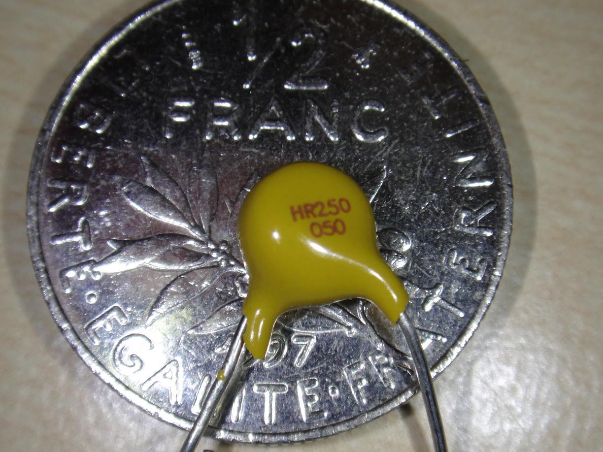 photo showing the pptc HR250 050 I found in the lamp on a french coin