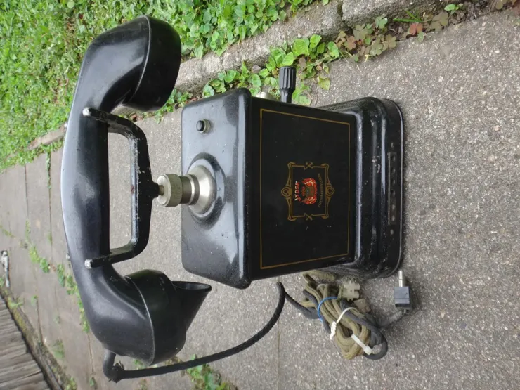Altes Telefon mit Kurbel.